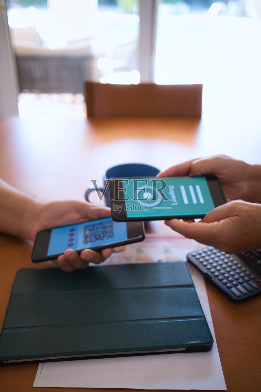 成年人使用二维码进行数字支付的特写,显示加载屏幕照片摄影图片