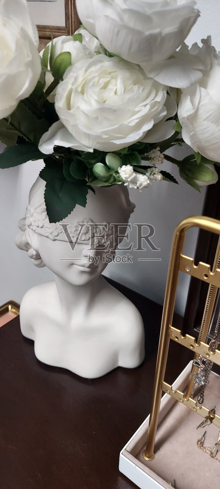 白色女士雕像与玫瑰花照片摄影图片