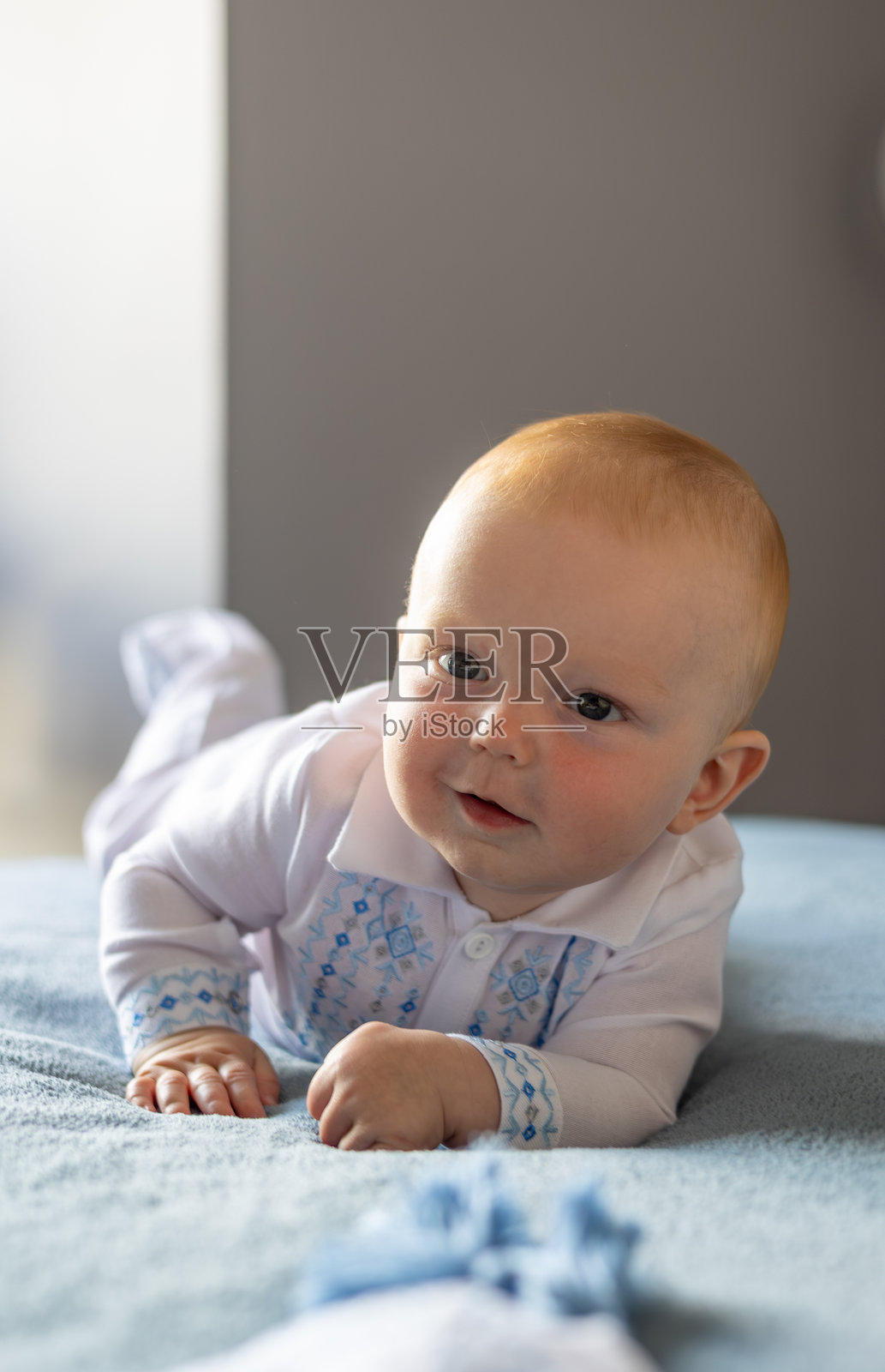 穿着刺绣白色服装的婴儿与母亲在家中照片摄影图片