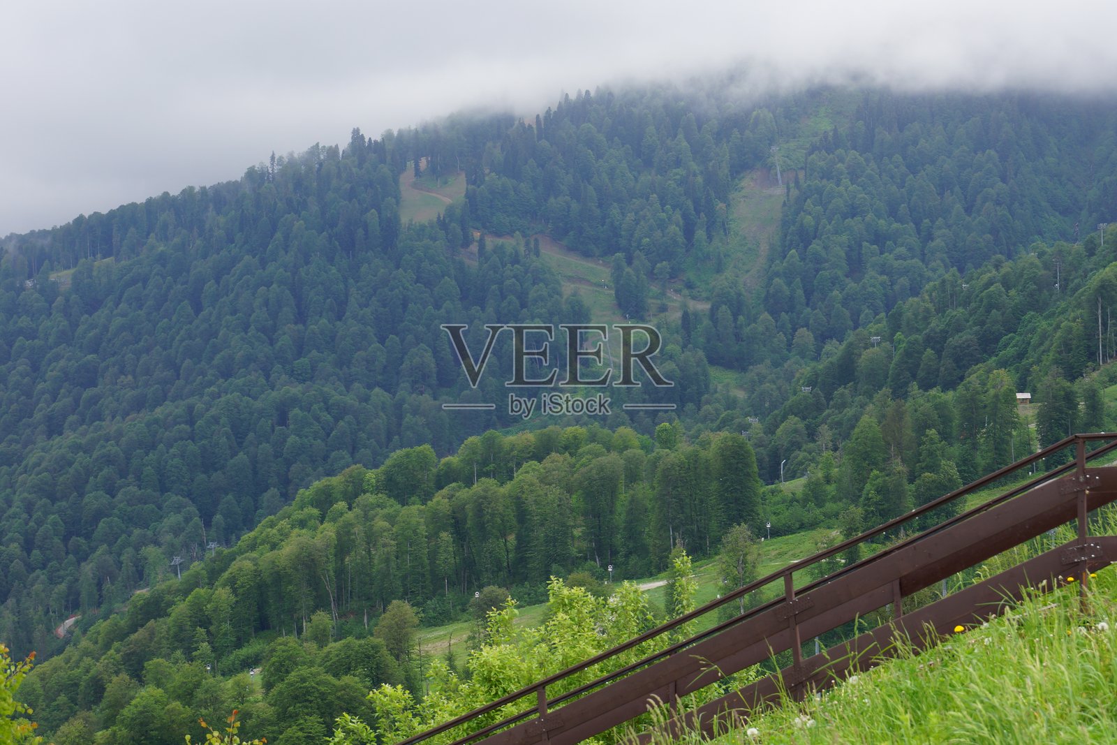 云层覆盖下的山景,森林景观照片摄影图片