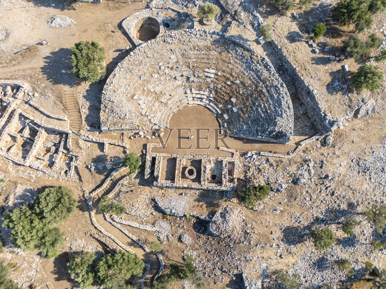 土耳其穆拉省马尔马里斯的图伦克,阿莫斯剧场和古城的鸟瞰图。照片摄影图片