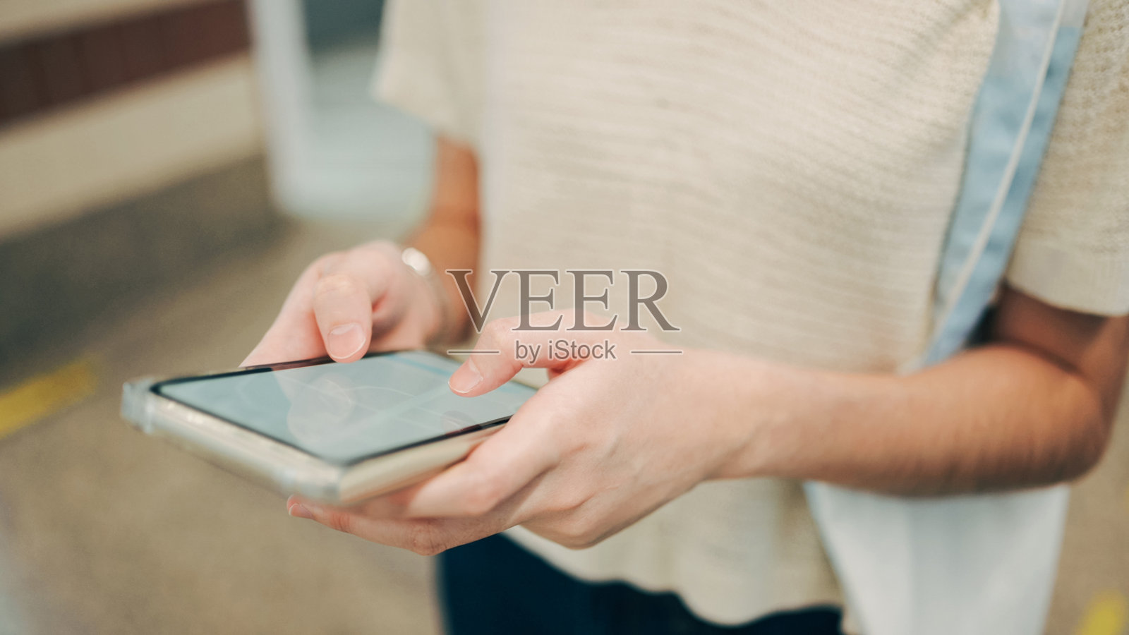 亚洲独自旅行者使用手机GPS地图寻找东京的旅行目的地和街道位置照片摄影图片