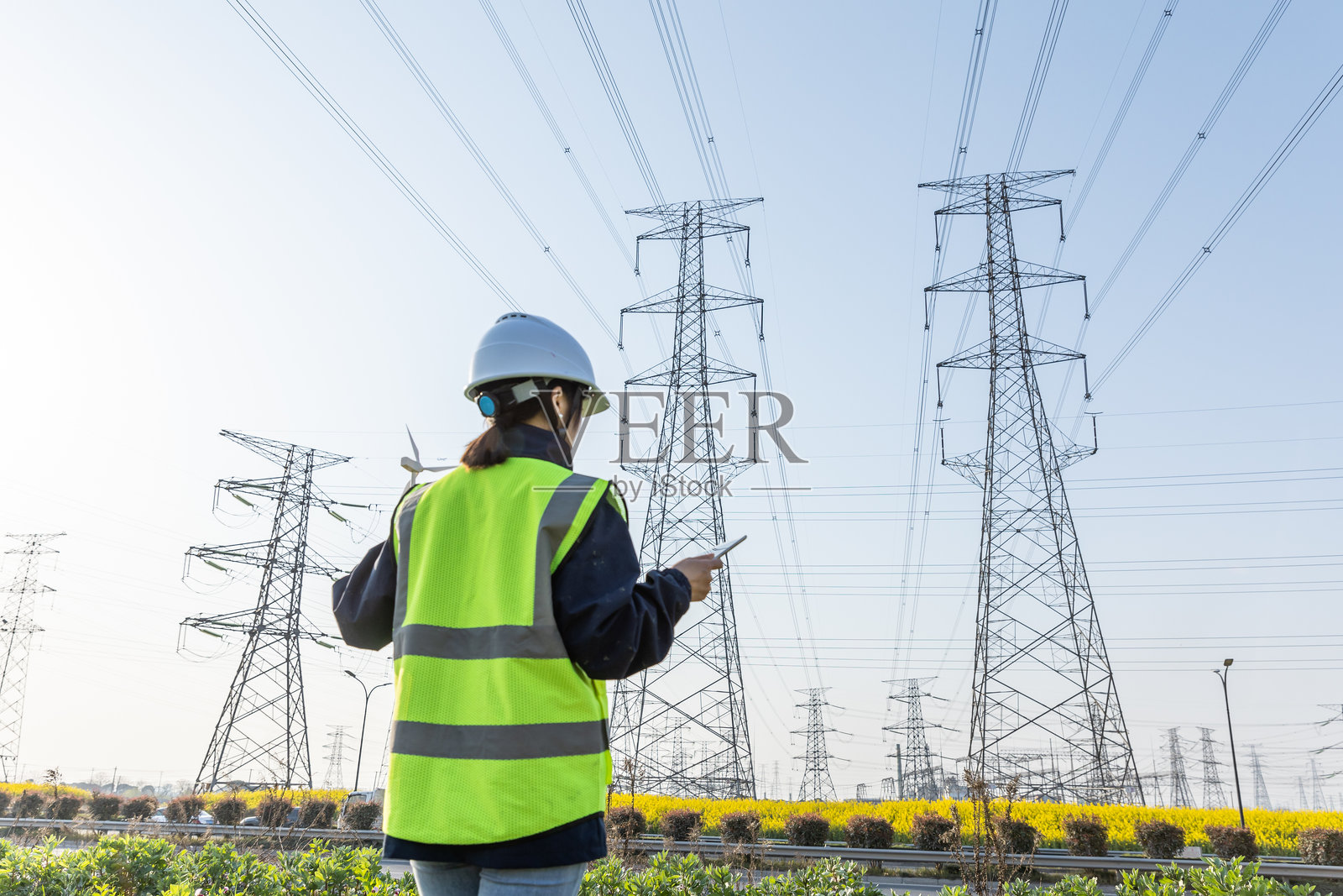 亚洲女性工程师在发电站工作照片摄影图片