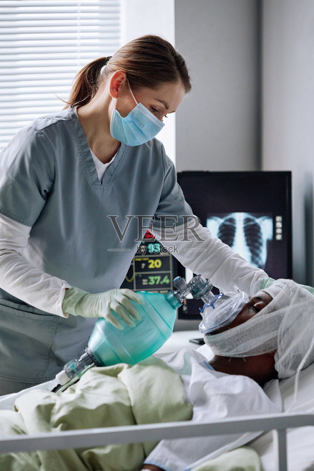 为黑人男性进行机械通气照片摄影图片