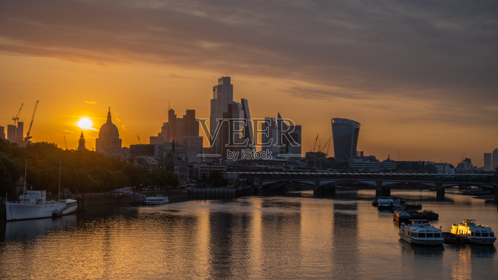 伦敦日出与圣保罗教堂照片摄影图片