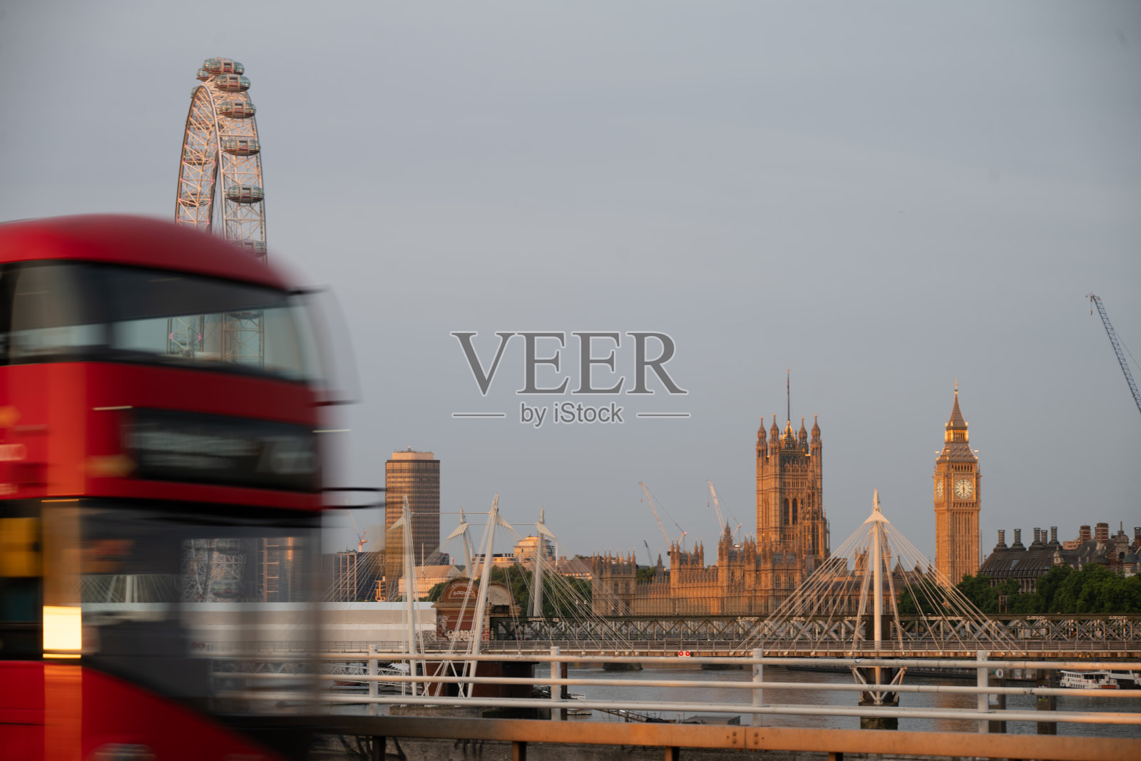 日出前的粉色黎明与大本钟照片摄影图片