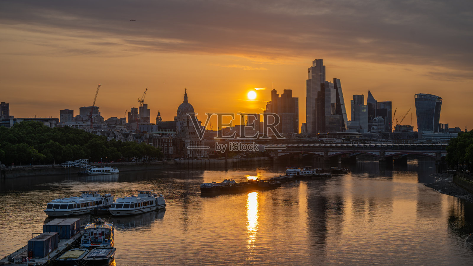 伦敦日出与圣保罗教堂照片摄影图片
