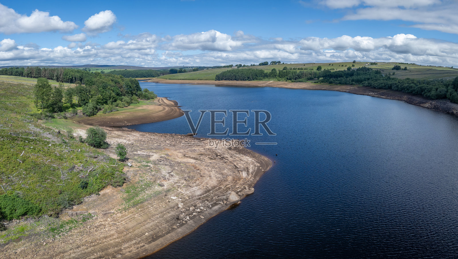 英格兰约克郡的夏季干旱和低水库水位。使用0级无人机拍摄。照片摄影图片
