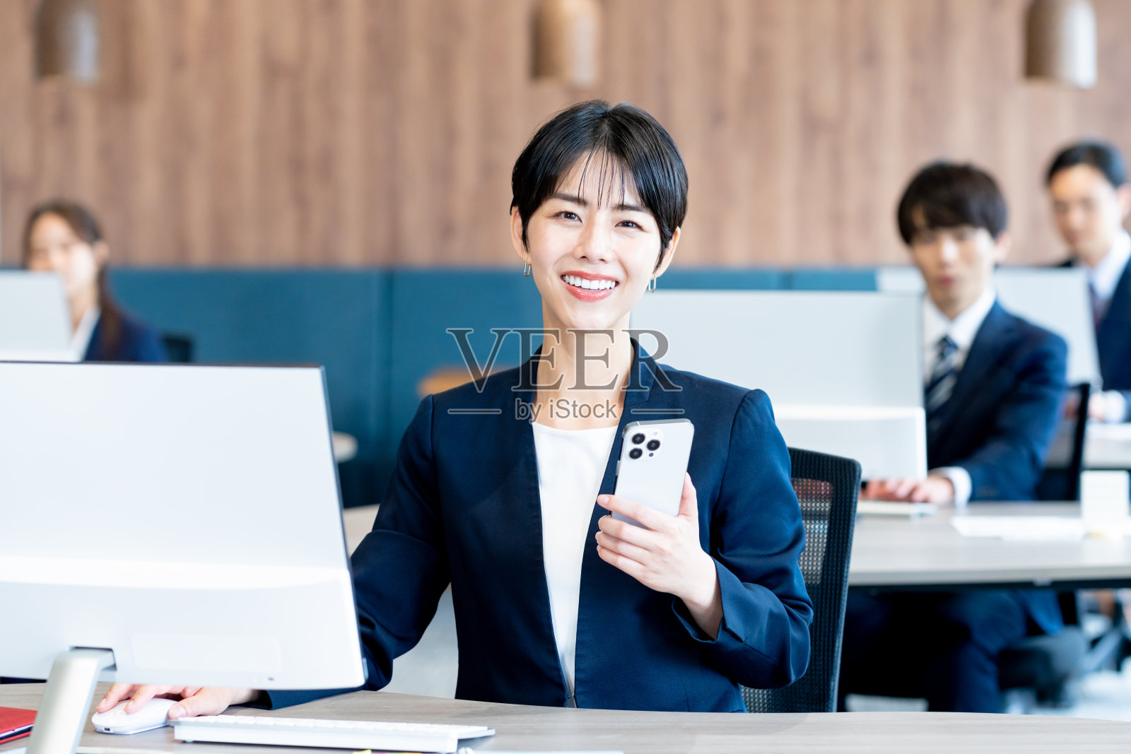 在办公室工作的女商人照片摄影图片