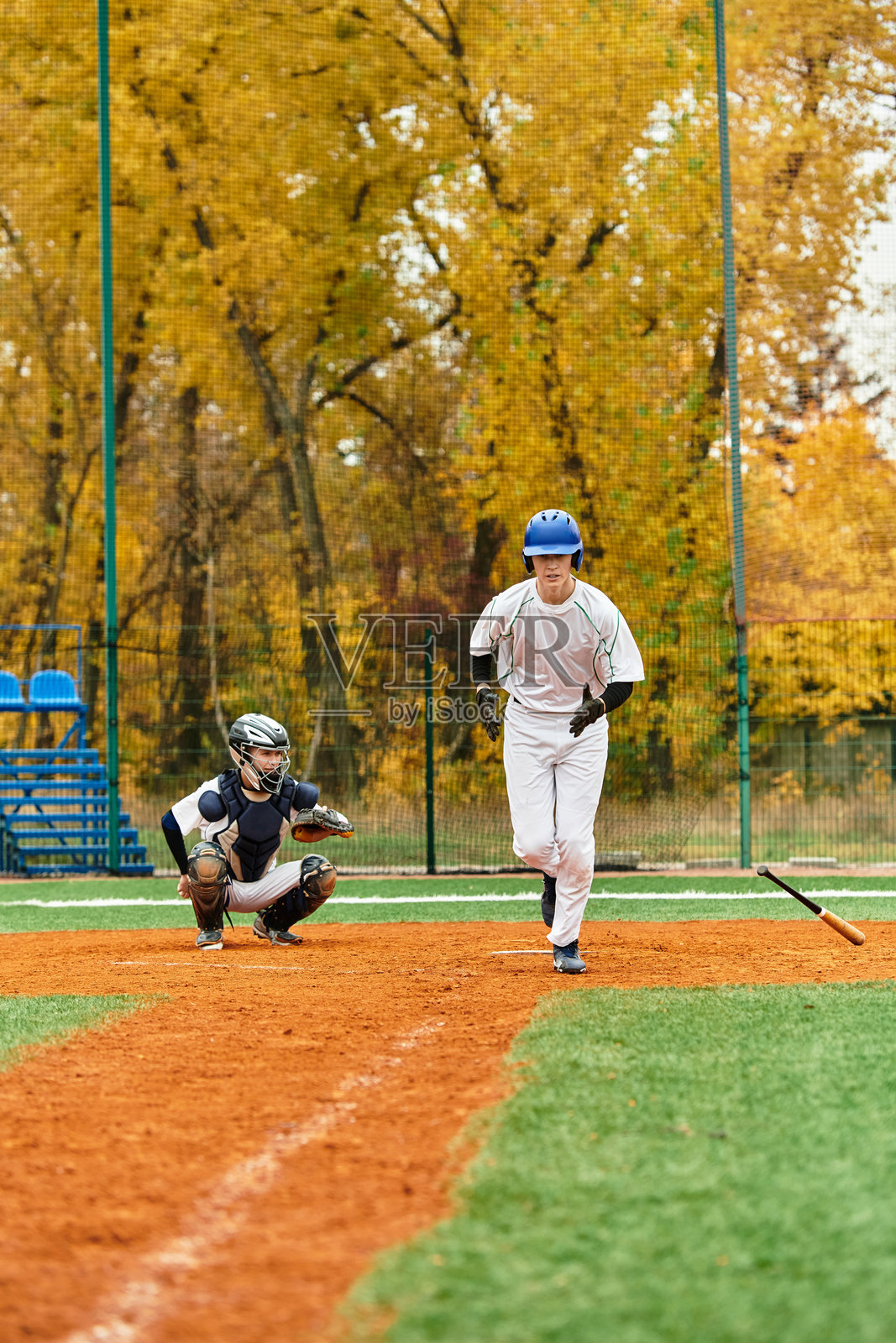 青少年男孩们在秋季的球场上享受一场生动的棒球比赛照片摄影图片