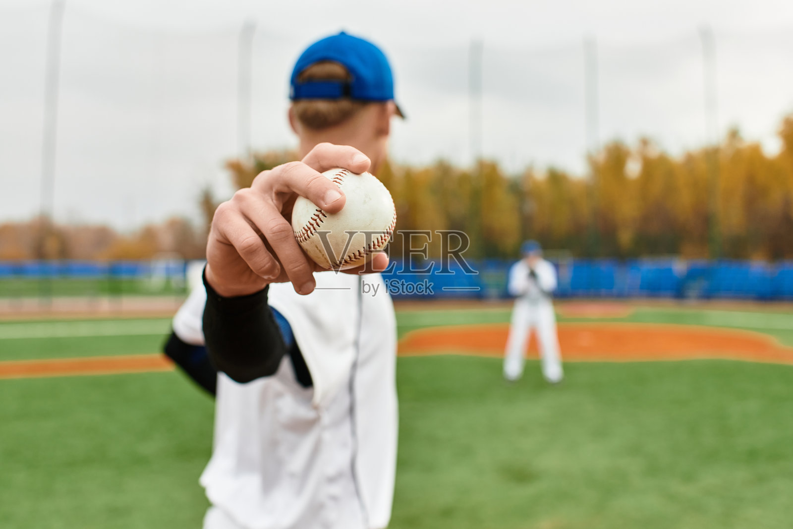 青少年男孩在生机勃勃的球场上进行一场激烈的棒球比赛照片摄影图片