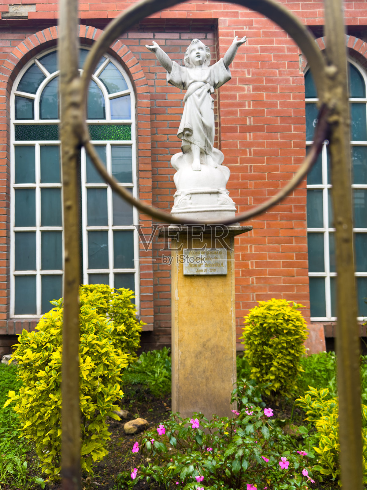 神圣的孩子照片摄影图片