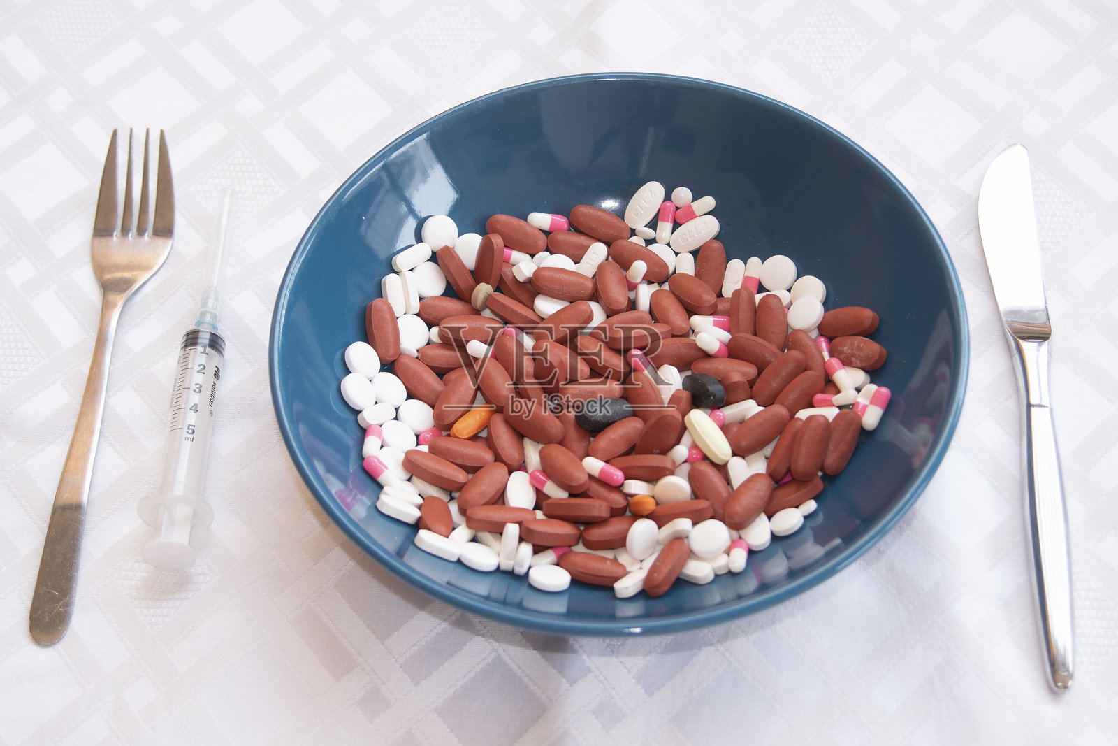 满盘药丸与怀表照片摄影图片