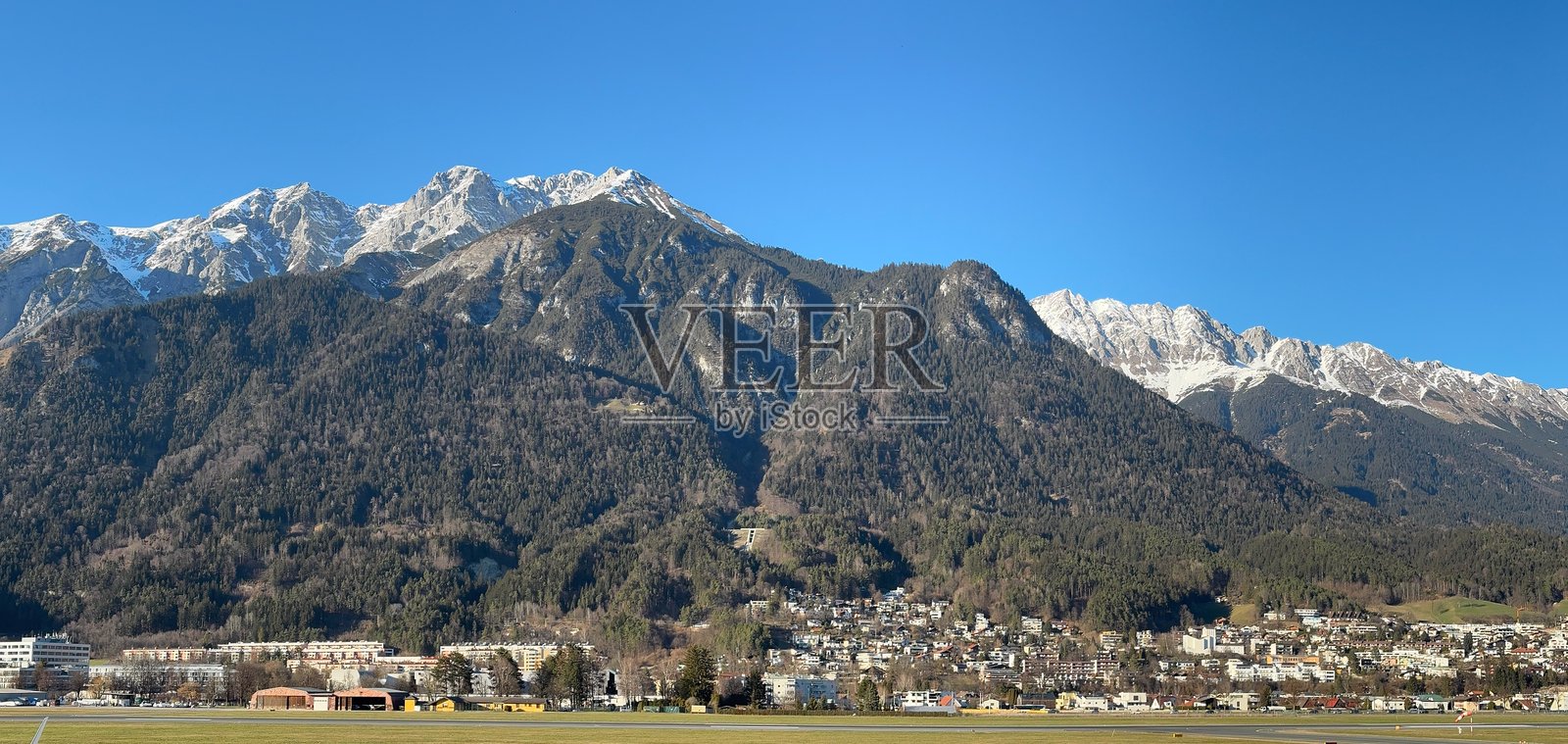 因斯布鲁克机场的景观照片摄影图片