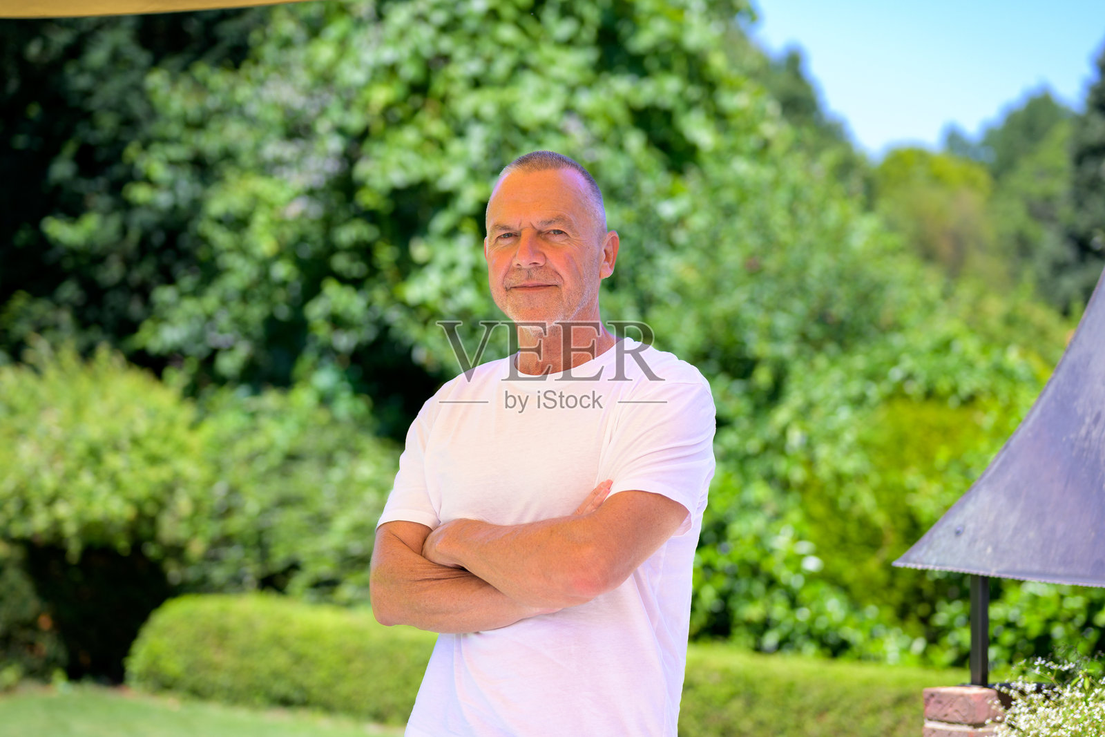 严肃的老年男性在户外站立照片摄影图片