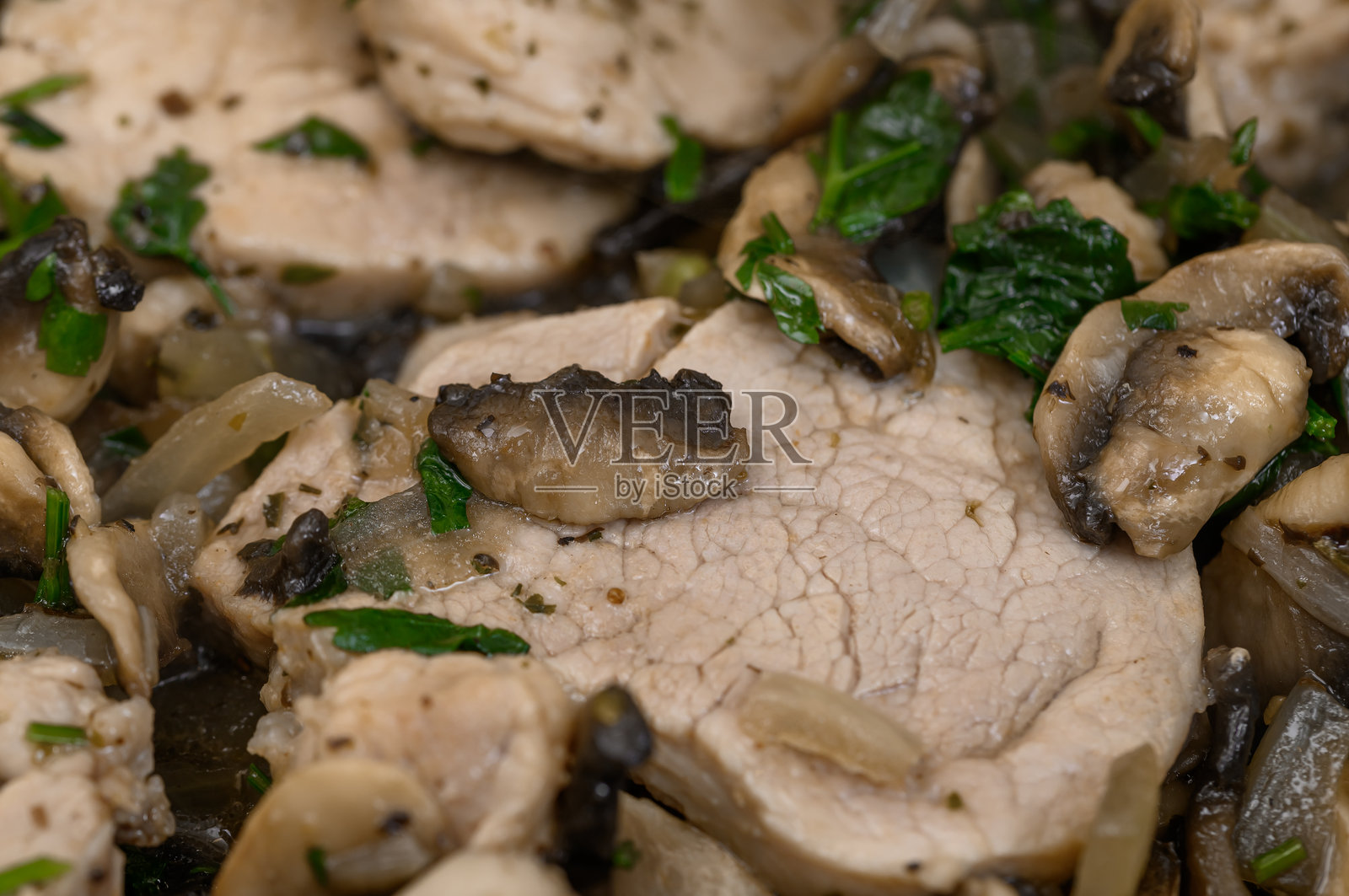 奶油酱炖嫩猪里脊肉的特写,波兰菜肴炖猪肉照片摄影图片