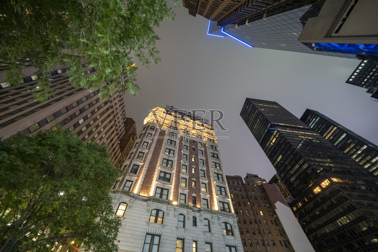 曼哈顿中城摩天大楼的夜空俯瞰,闪烁的窗户和戏剧性的建筑线条照片摄影图片