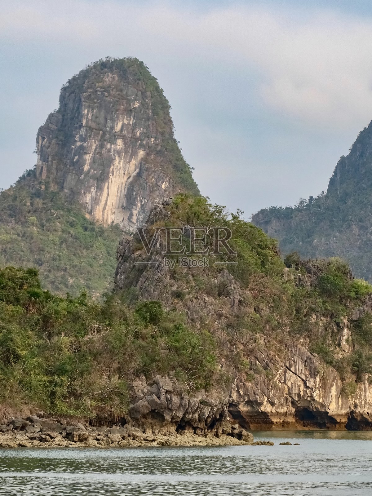 下龙湾的石灰岩喀斯特小岛照片摄影图片