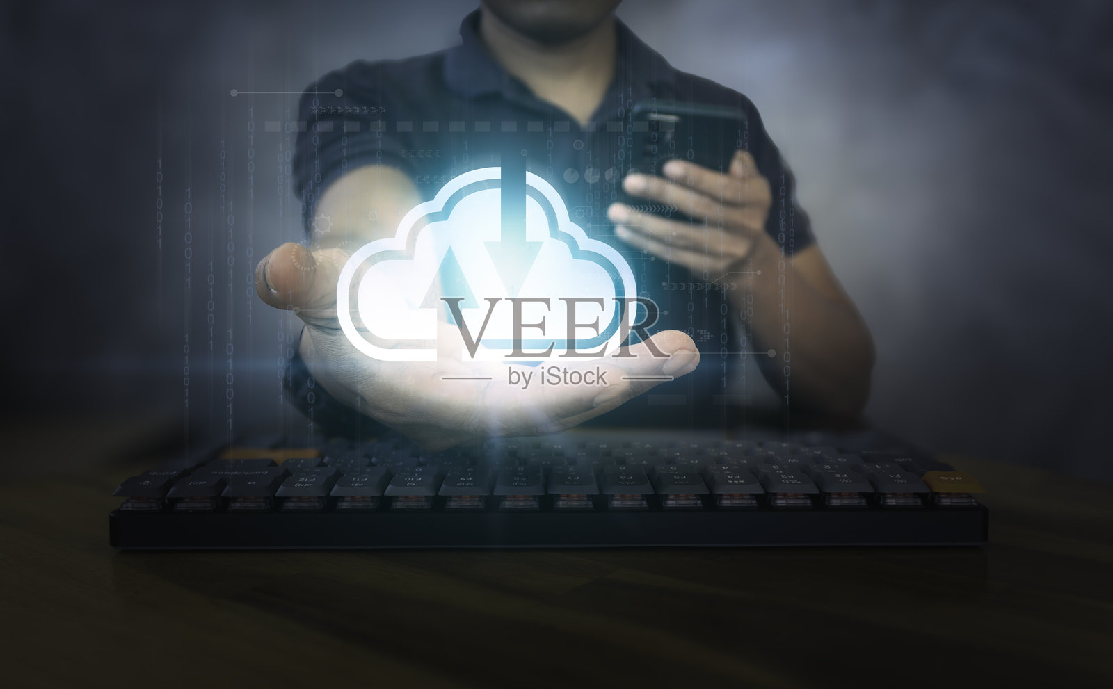 云计算概念。男子使用智能手机,手掌上有云技术和数据管理的符号。适合科技和信息技术主题。照片摄影图片