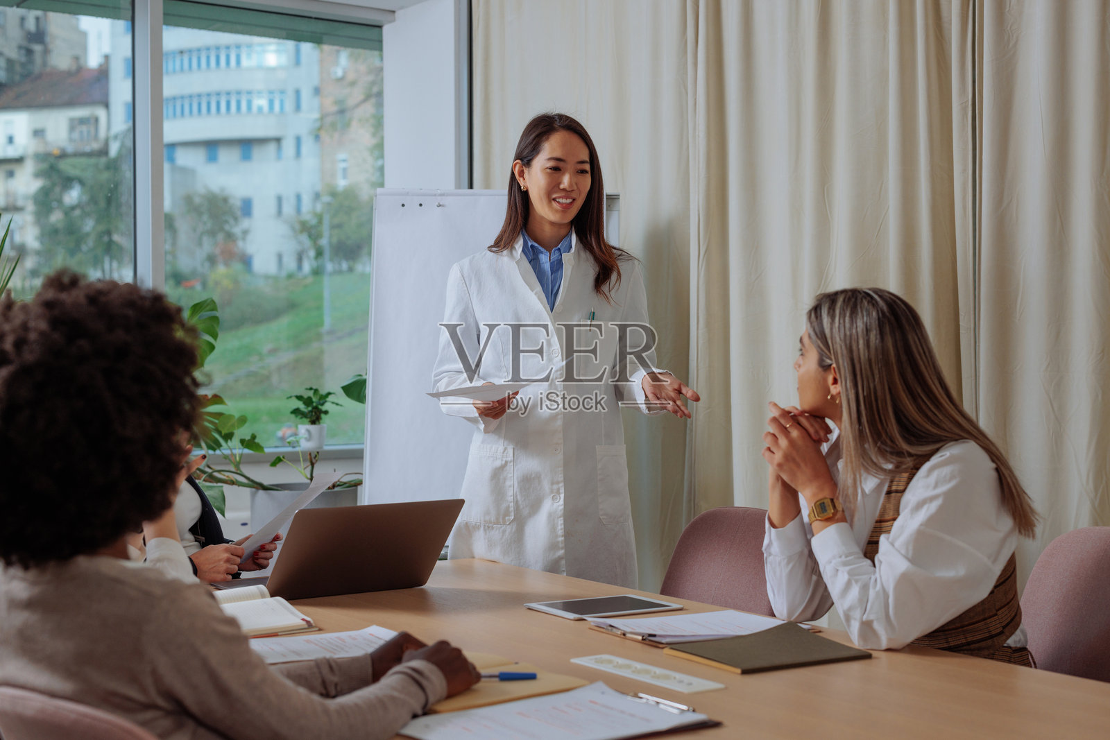 医生在玻璃办公室进行演讲照片摄影图片