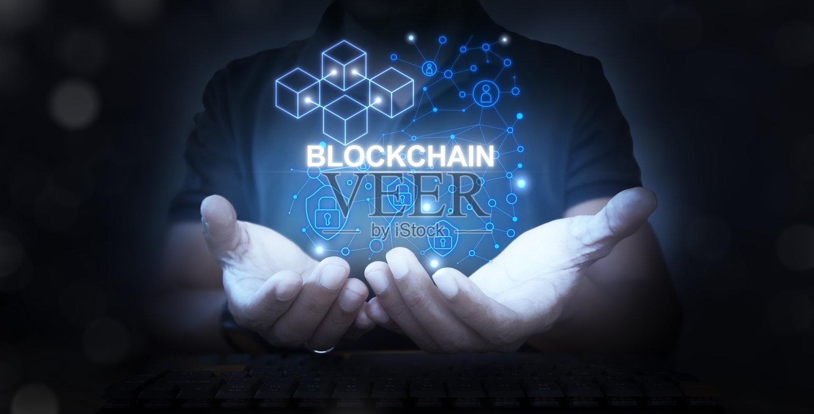 商人展示智能合约并执行区块链技术的加密货币交易。交易安全透明,背景中还有其他人。照片摄影图片