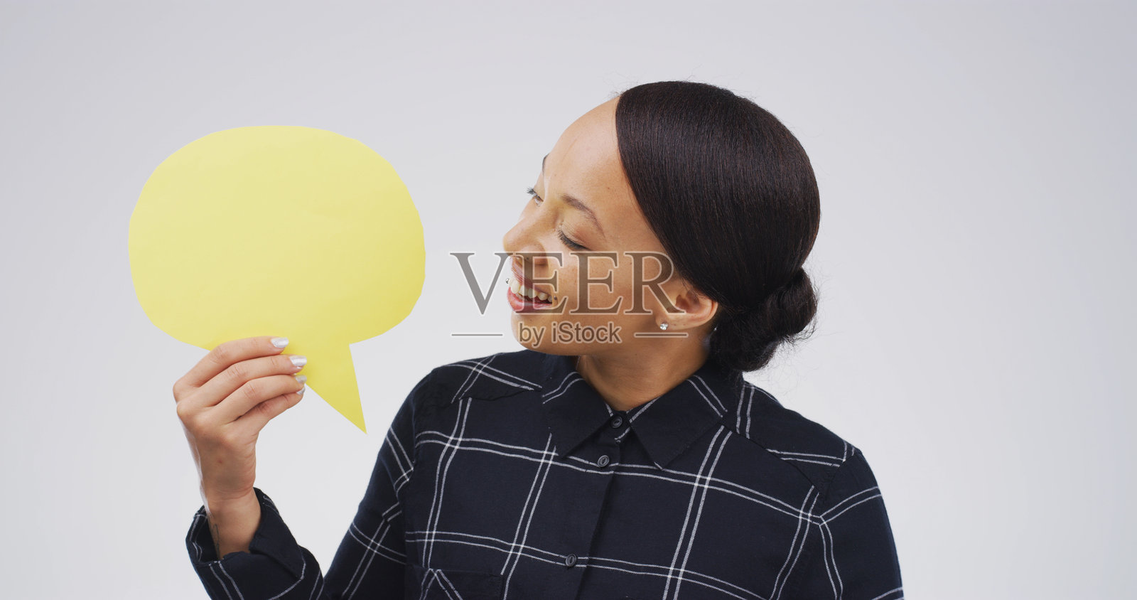 快乐的女性在工作室中与表达的气泡交谈,用于公告、新闻或标识。模版空间,适合广告品牌、展示信息或社交媒体论坛的个人或标志,背景为白色。照片摄影图片