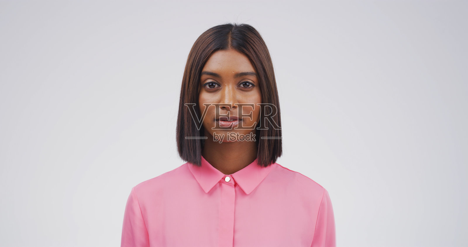 教育,肖像,严肃的学生在工作室空间中专注于发展或学习。大学、学校和大学的印度女性在白色背景下独立学习。照片摄影图片