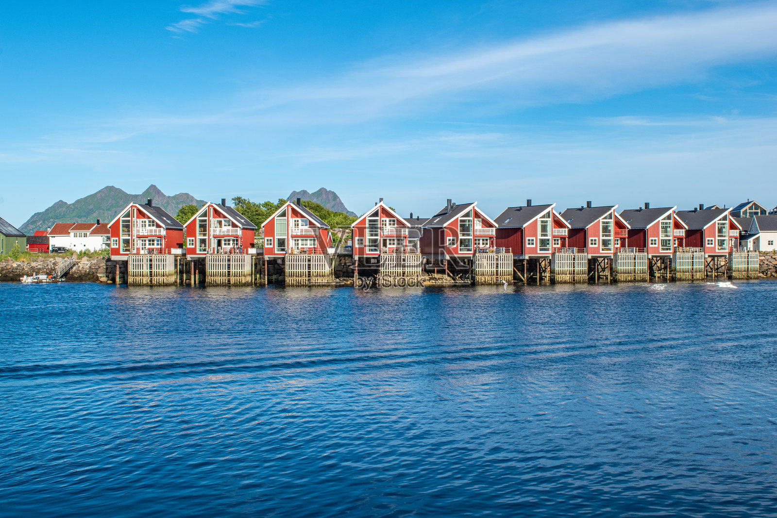 斯沃尔韦尔,洛福滕群岛一个重要的旅游中心,俯瞰挪威海,位于奥斯特沃格岛的南海岸。照片摄影图片