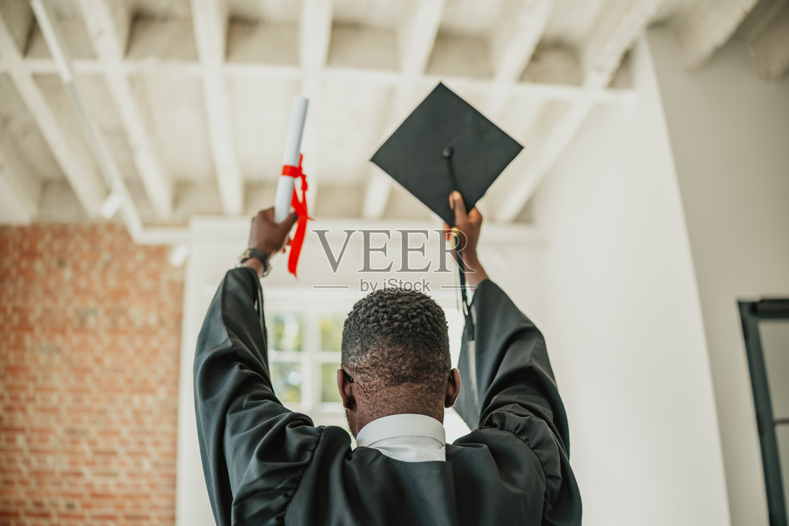 年轻毕业生在大学校园庆祝成就照片摄影图片