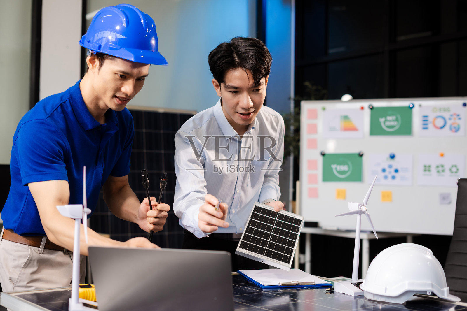 同事们讨论数据工作、绿色能源和太阳能电池板的概念。照片摄影图片