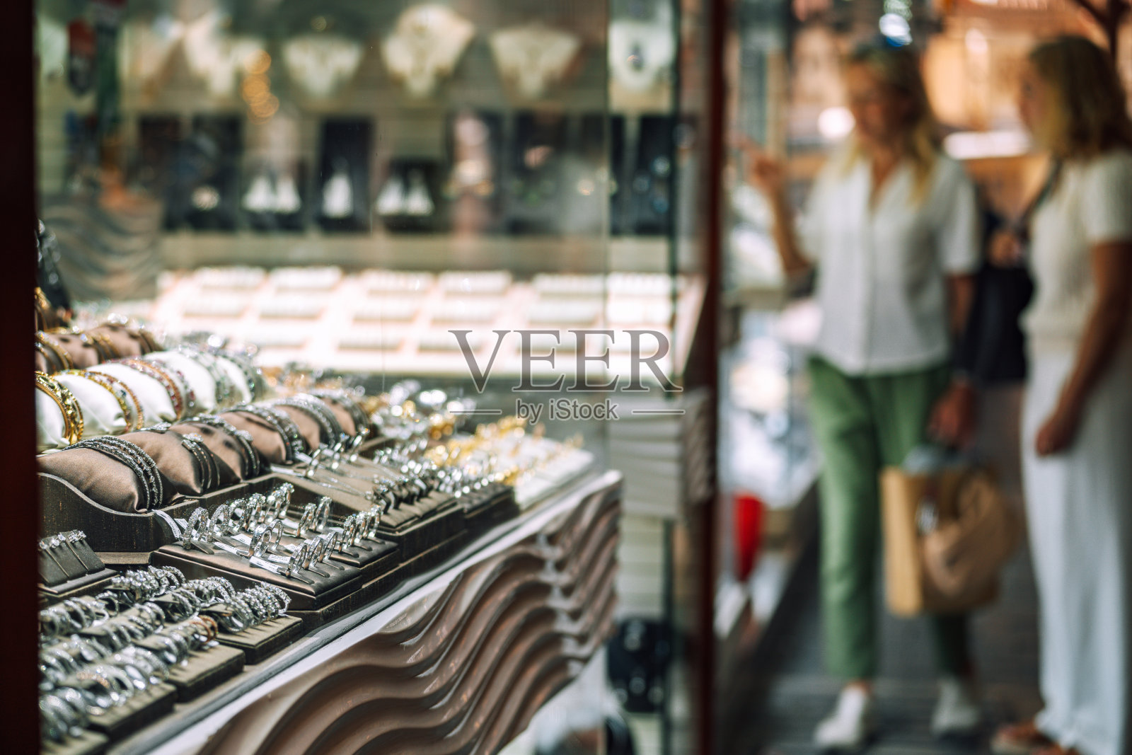 迪拜黄金市场的奢华珠宝展示与购物者照片摄影图片