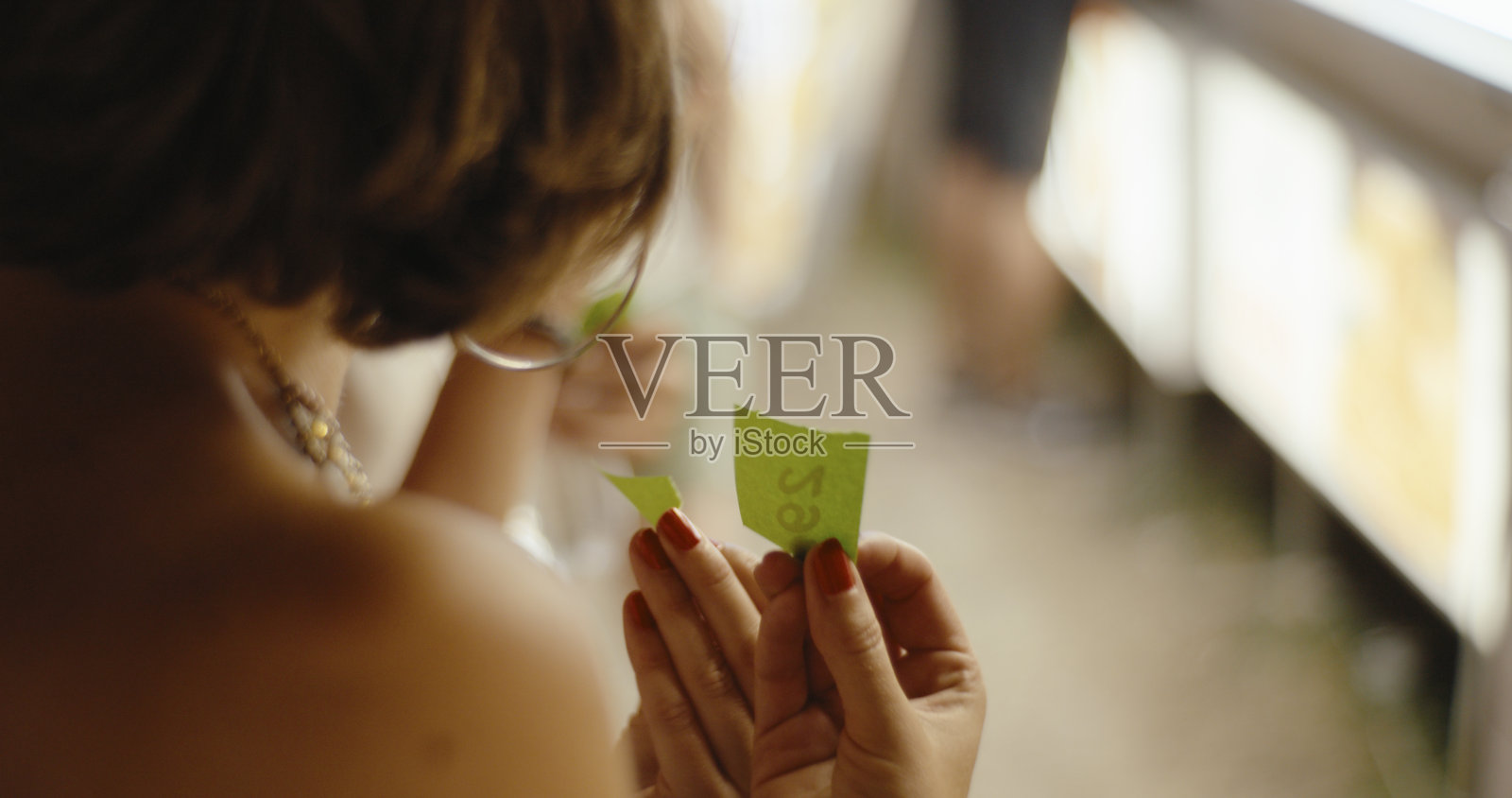 年轻女性在音乐活动中手持优惠券照片摄影图片