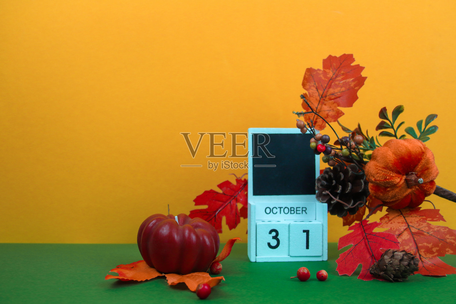 万圣节假期的秋季概念,背景为黄色照片摄影图片
