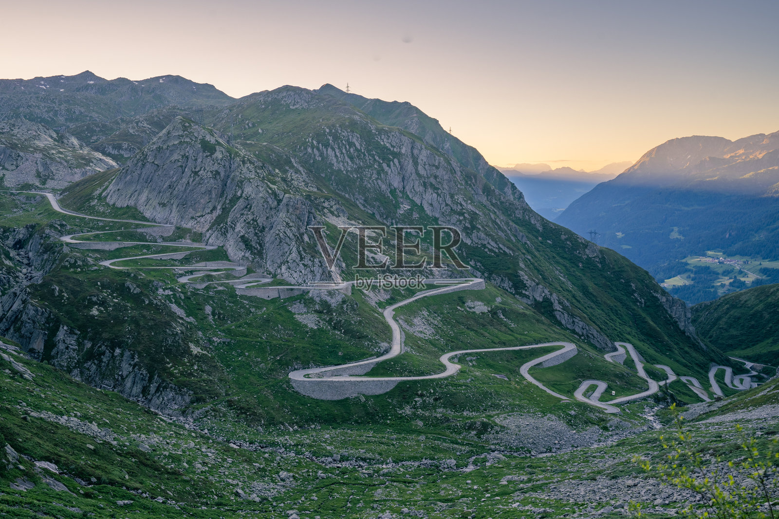 日出时分蜿蜒的山路鸟瞰图照片摄影图片