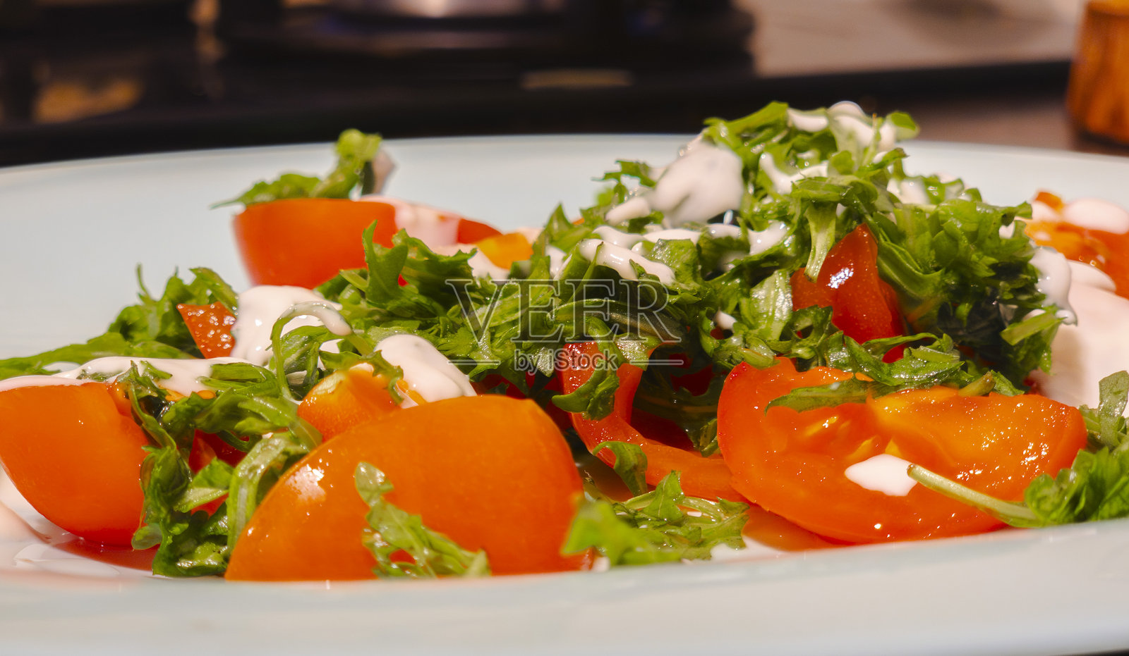 新鲜芝麻菜和番茄沙拉配奶油酱汁照片摄影图片