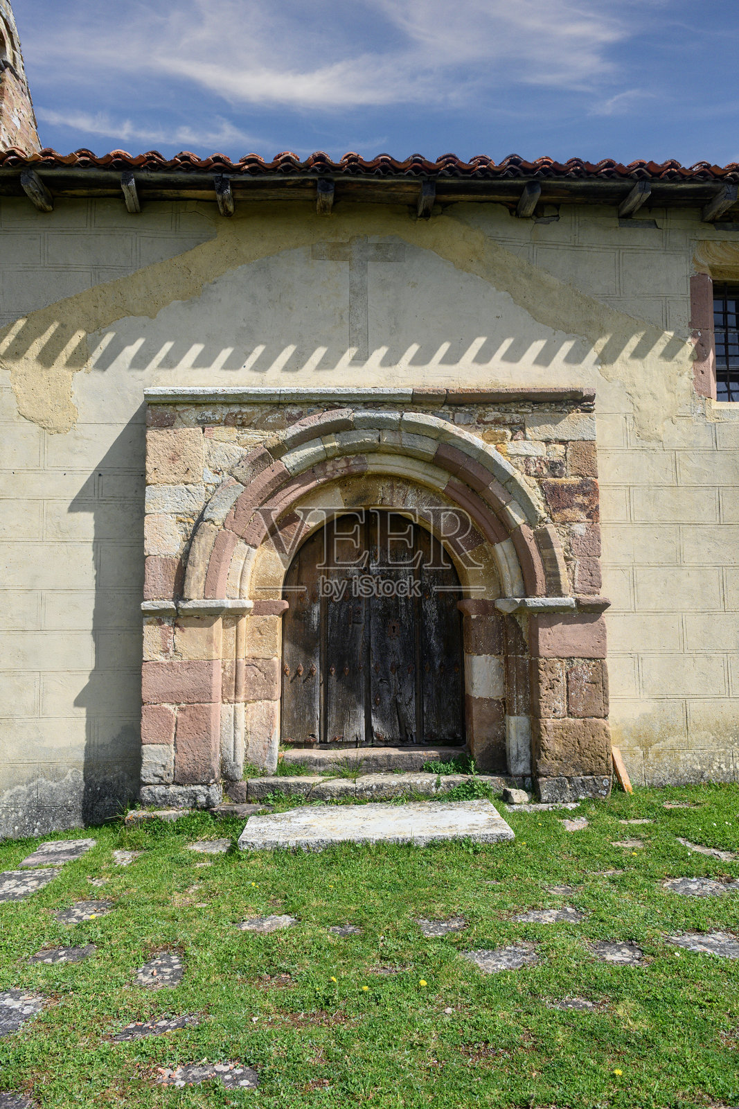 埃斯塔拉亚,帕伦西亚的圣母升天教堂的罗曼式石门照片摄影图片