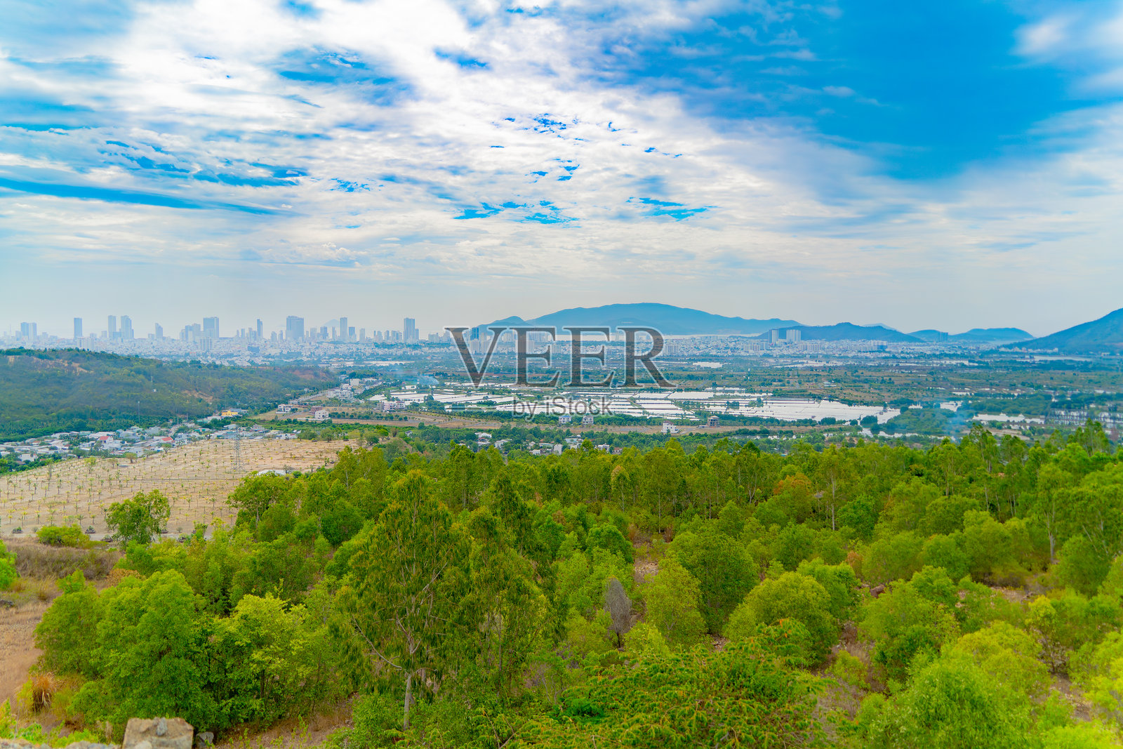 远处的城市景观。照片摄影图片