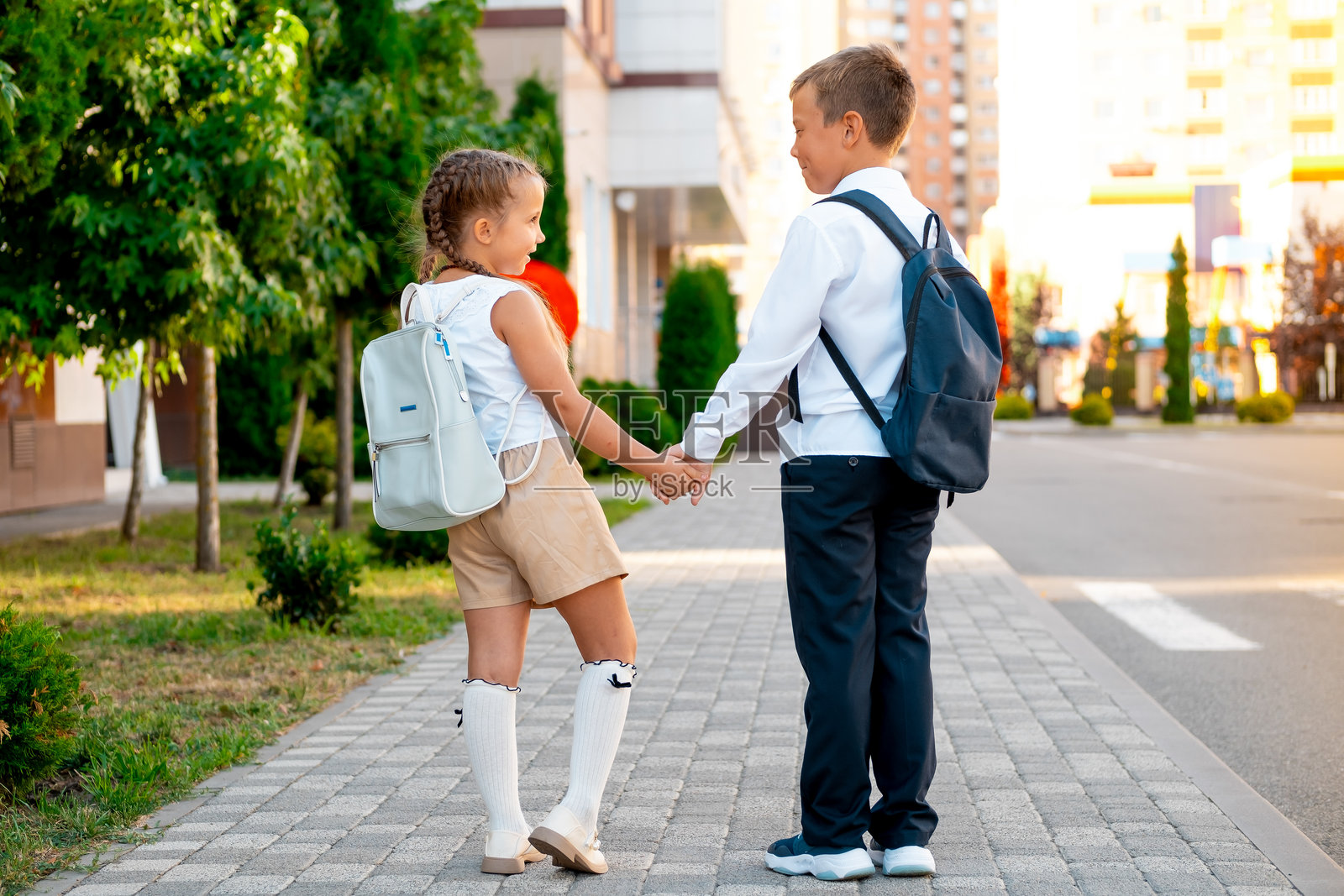 开学季,孩子们手牵手走向学校,九月一日,学年的开始照片摄影图片