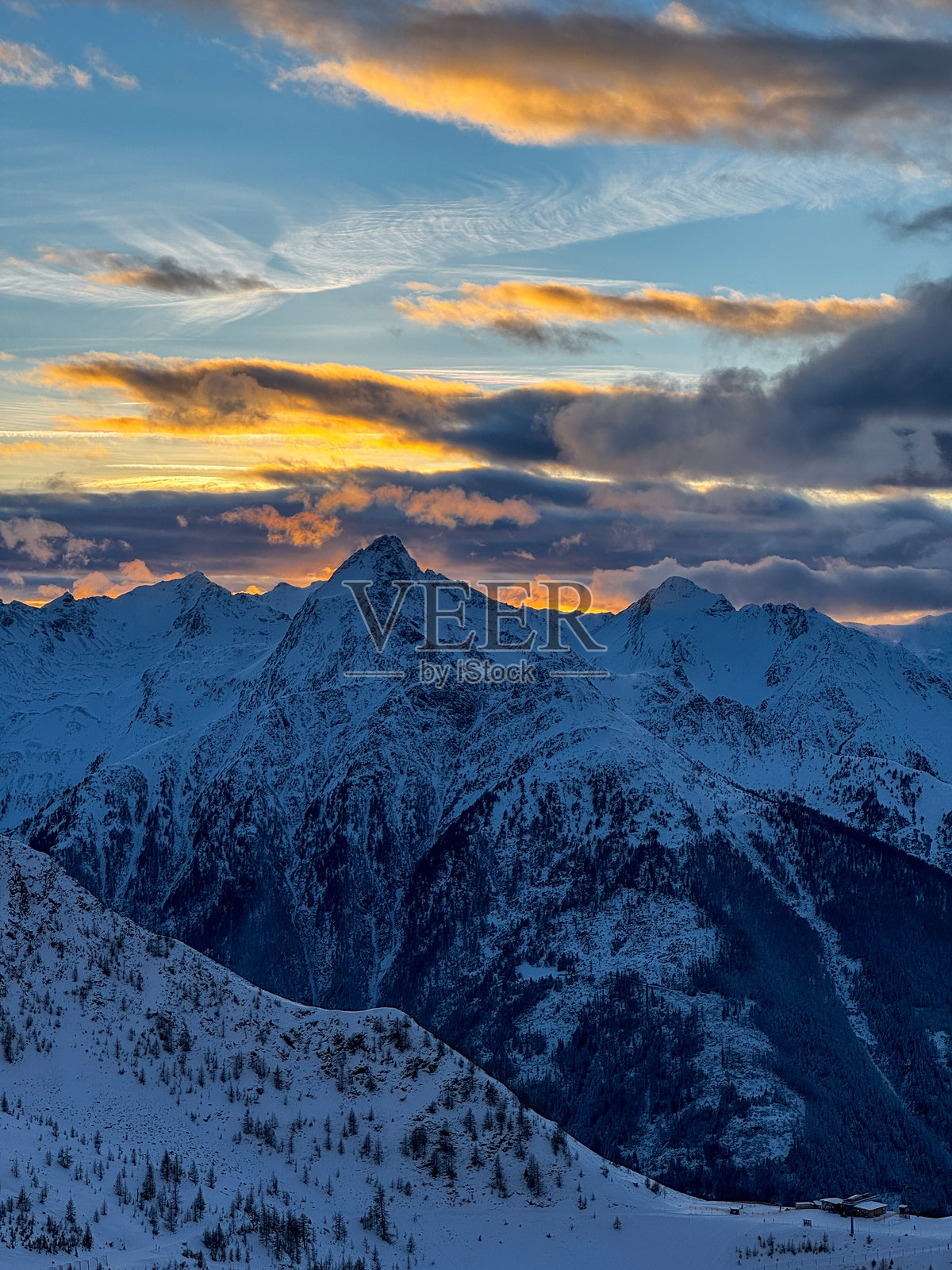 马特雷,滑雪胜地,最高峰的日落。照片摄影图片