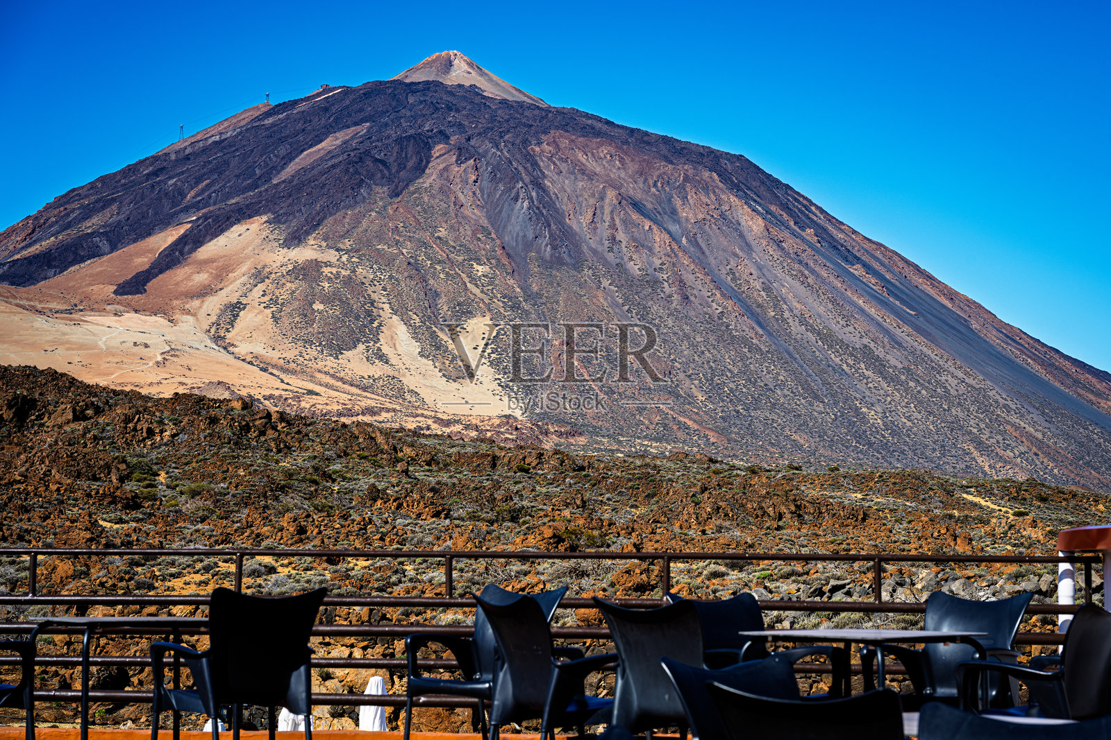 从附近的露台看到的泰德山照片摄影图片