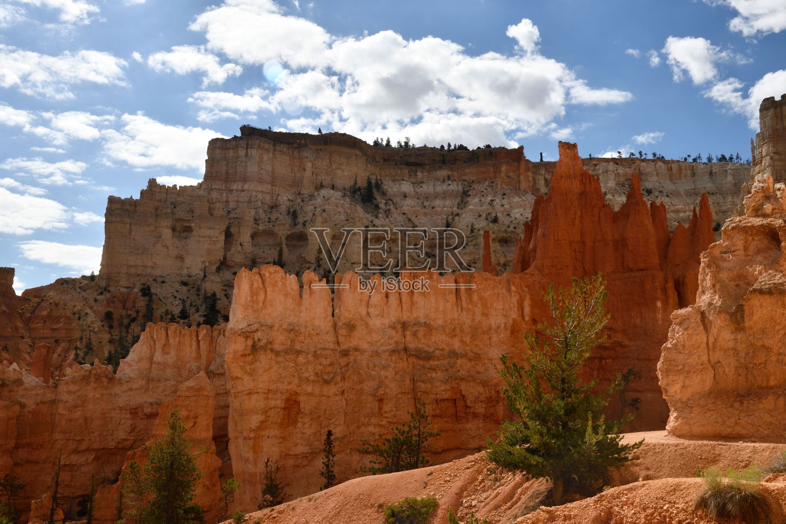 犹他州布莱斯峡谷的石柱在蓝天和零星云朵下的美丽景色。照片摄影图片