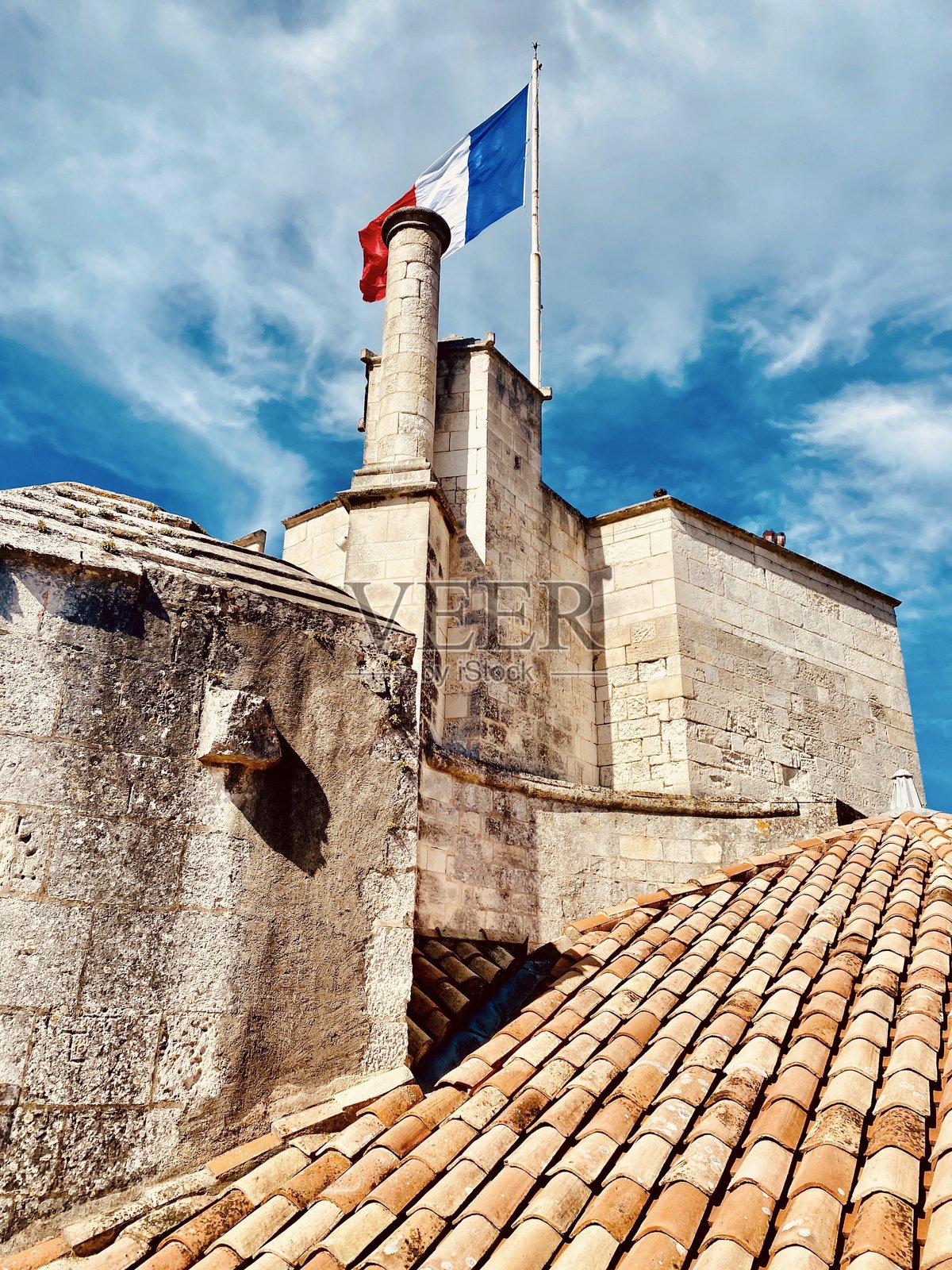 法国拉罗谢尔圣尼古拉塔顶与法国国旗照片摄影图片