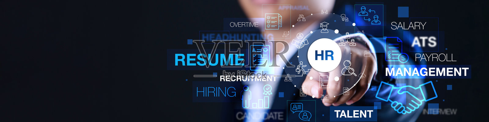 在触摸屏上指向人力资源。招聘和人员配置概念。照片摄影图片