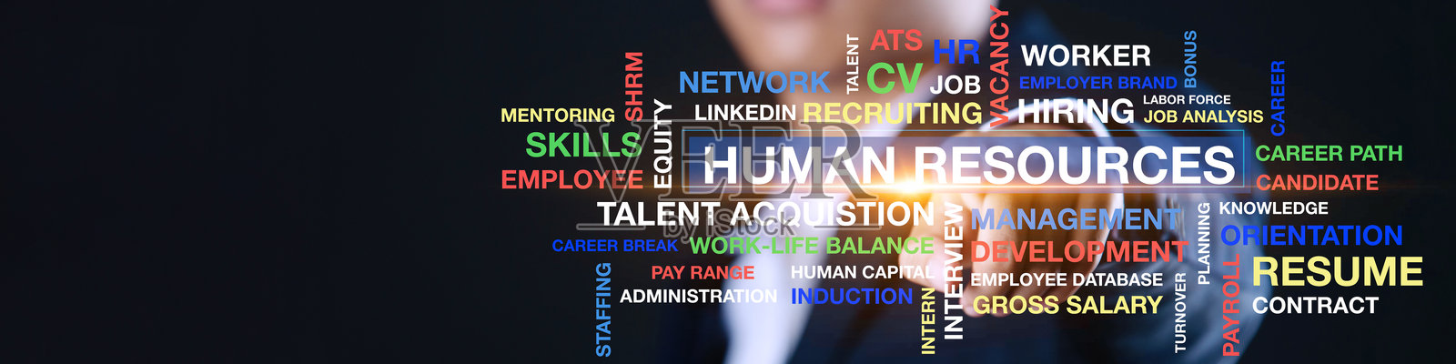 在触摸屏上指向人力资源。招聘和人员配置概念。照片摄影图片