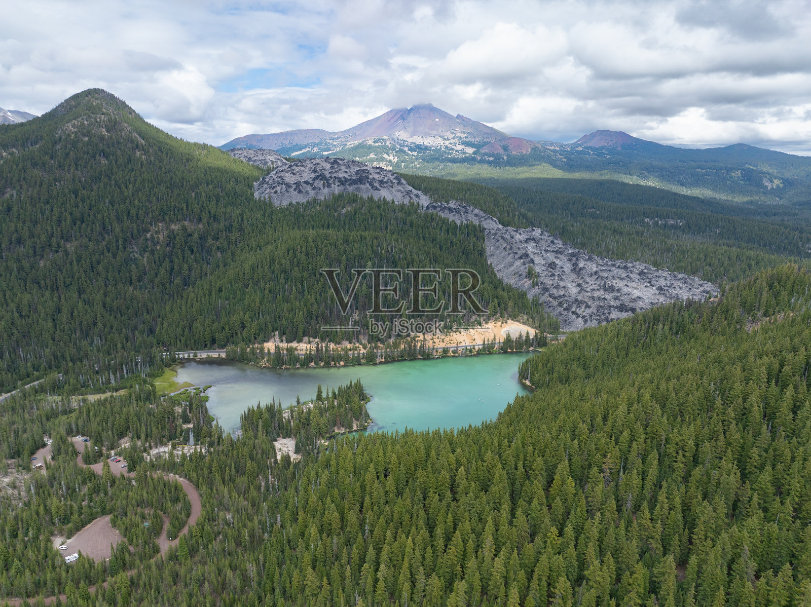 中央俄勒冈美丽的魔鬼湖鸟瞰图照片摄影图片
