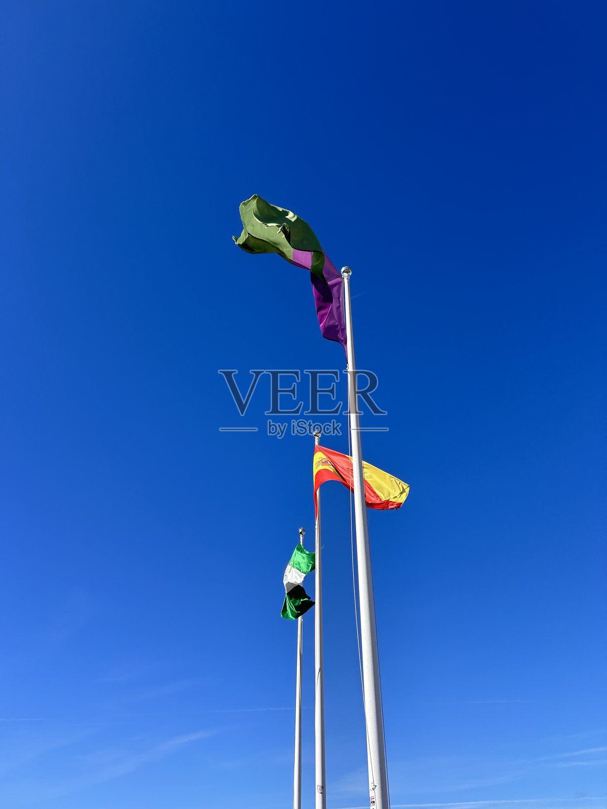 阳光明媚的日子里的旗帜照片摄影图片