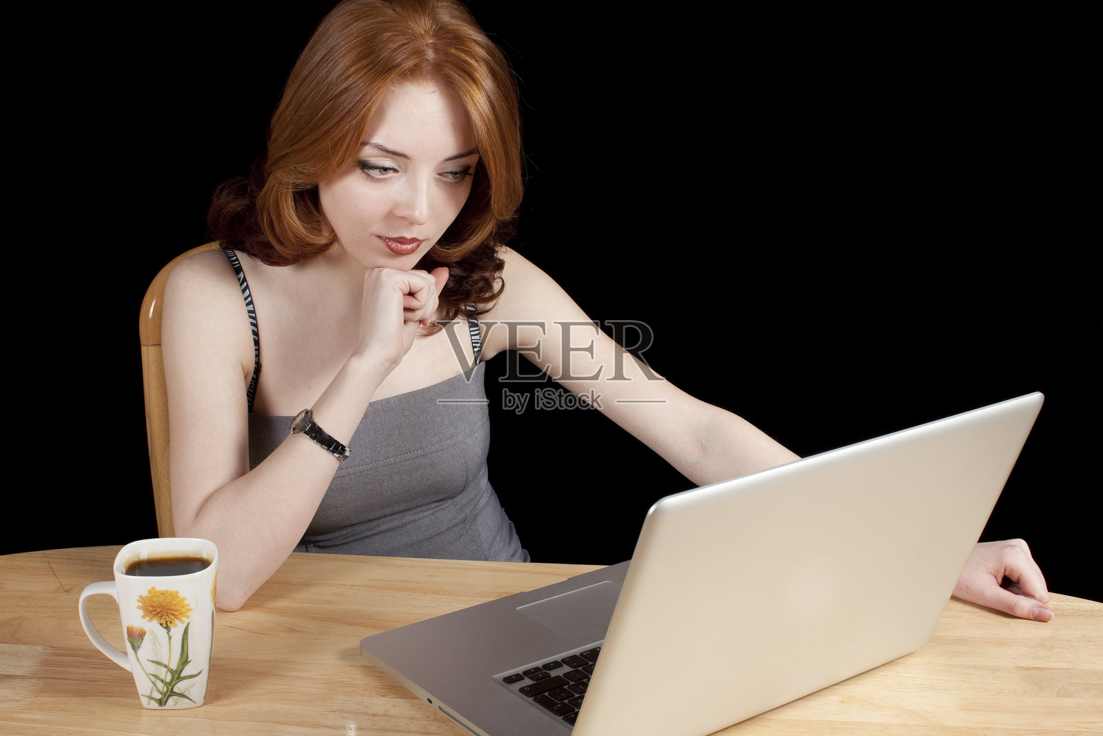 绿眼睛的红发女商人照片摄影图片