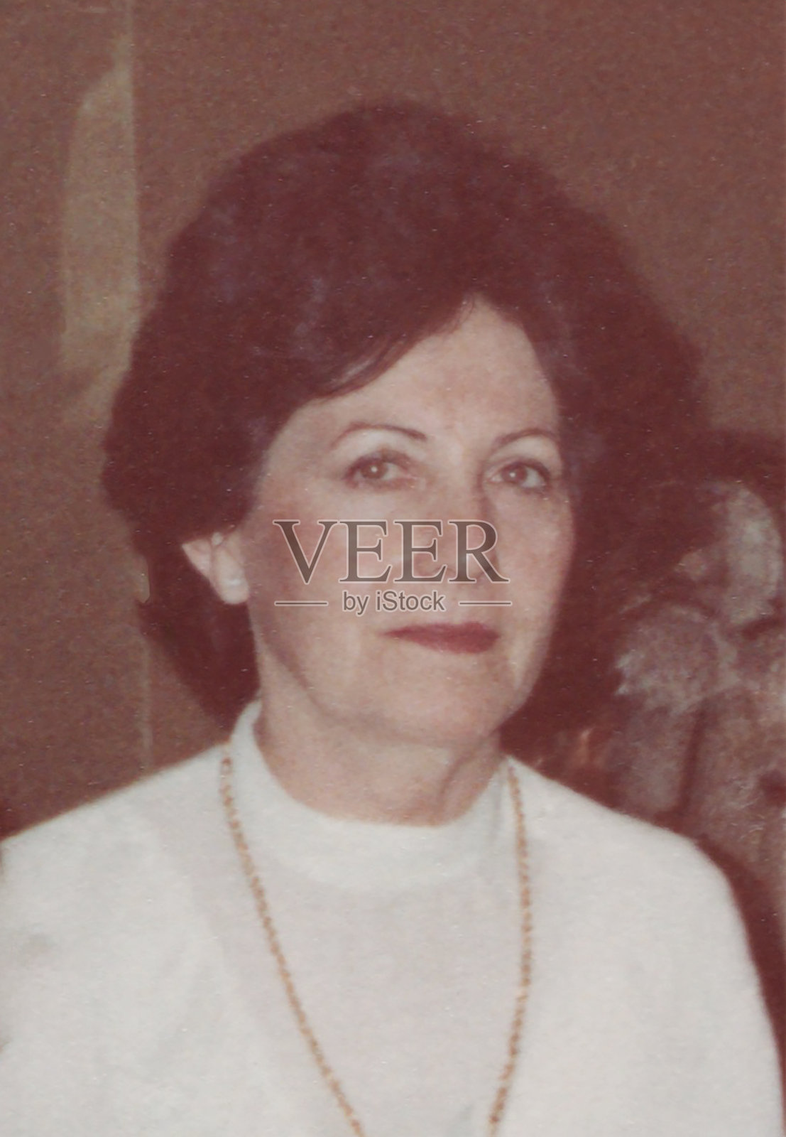 1970年拍摄的照片:微笑的成熟的女性肖像,正看着镜头照片摄影图片