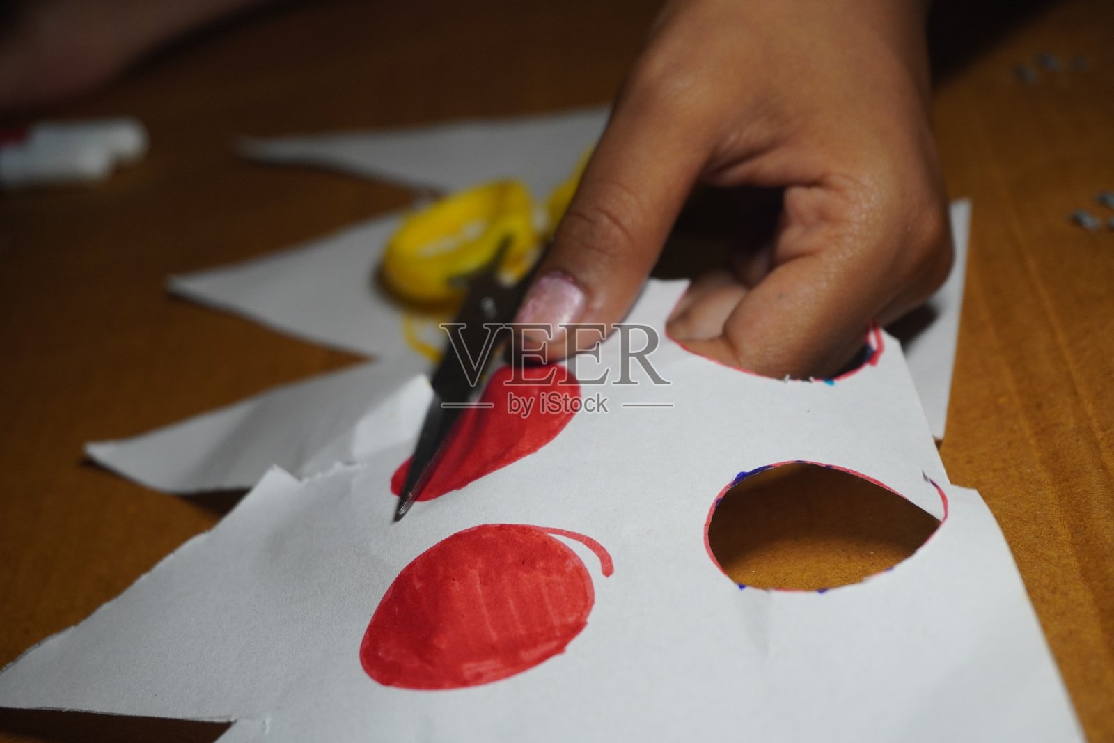 孩子们用彩色铅笔和纸张制作的创意纸艺,展示了想象力、趣味活动、学习和美丽的手工艺术设计。照片摄影图片