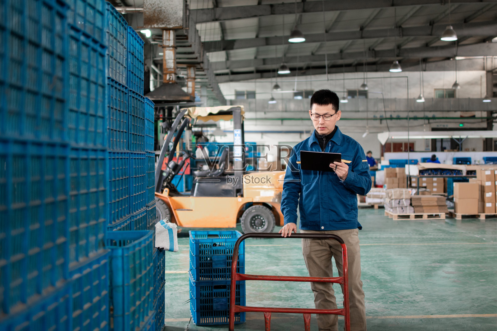 中年男性工人在车间工作照片摄影图片